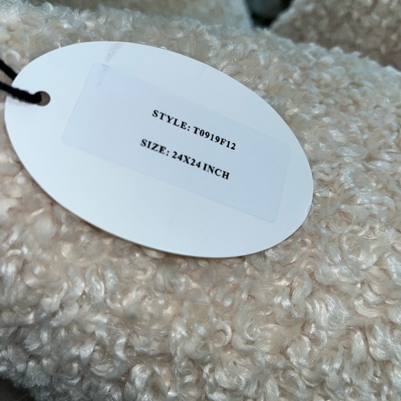 COPY - 1-NWT CALLISTO HOME BOUCLE DECORATIVE
THROW PILLOW (Read description for… - Picture 15 of 15